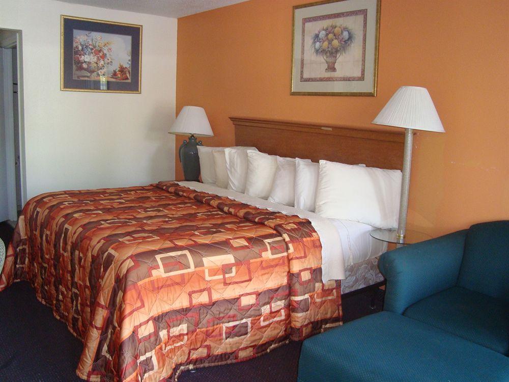 Days Inn By Wyndham כריסטיאנסבורג מראה חיצוני תמונה