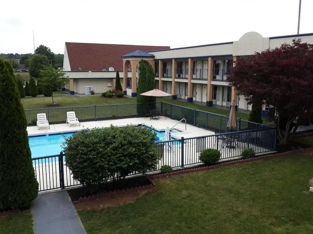 Days Inn By Wyndham כריסטיאנסבורג מראה חיצוני תמונה