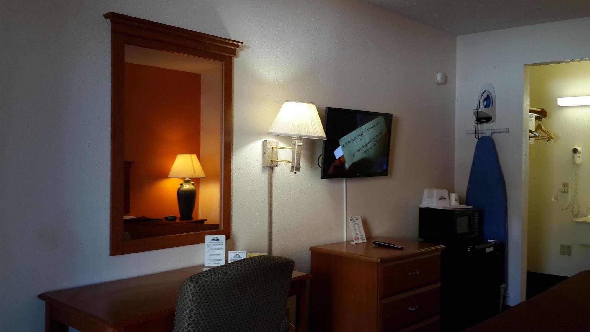 Days Inn By Wyndham כריסטיאנסבורג מראה חיצוני תמונה